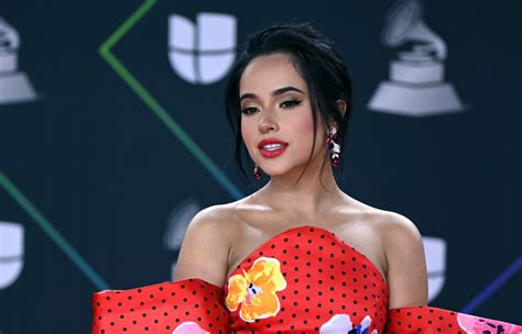 becky g con pelo corto|Copia el elegante y juvenil moño francés de Becky G .